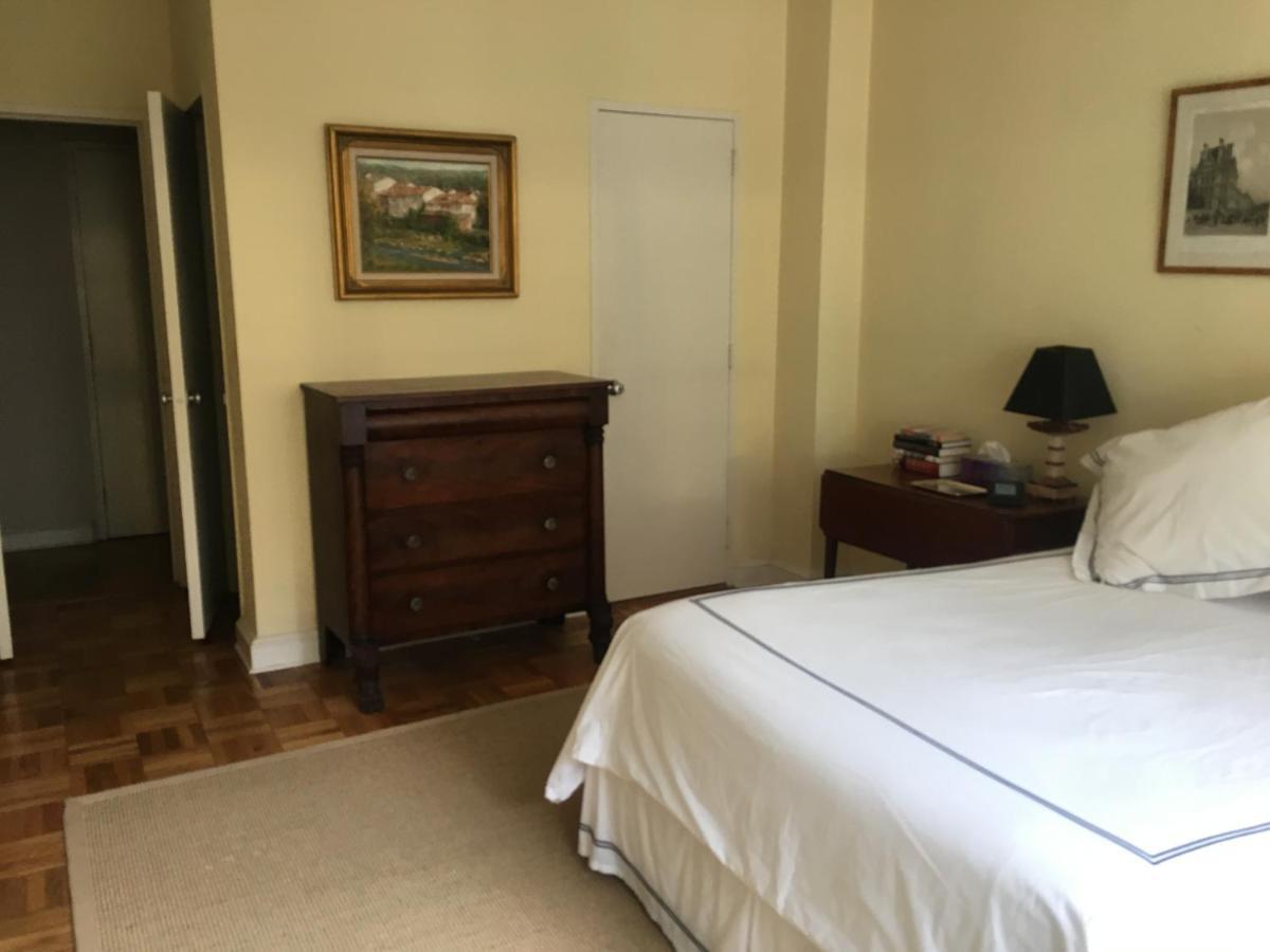 Upscale, Large, High-ceilings, Mid-town Doorman Nyc Centrally Located Appartement *