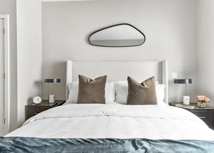Top Notch 2 Bedroom Suite Minutes From Central Park