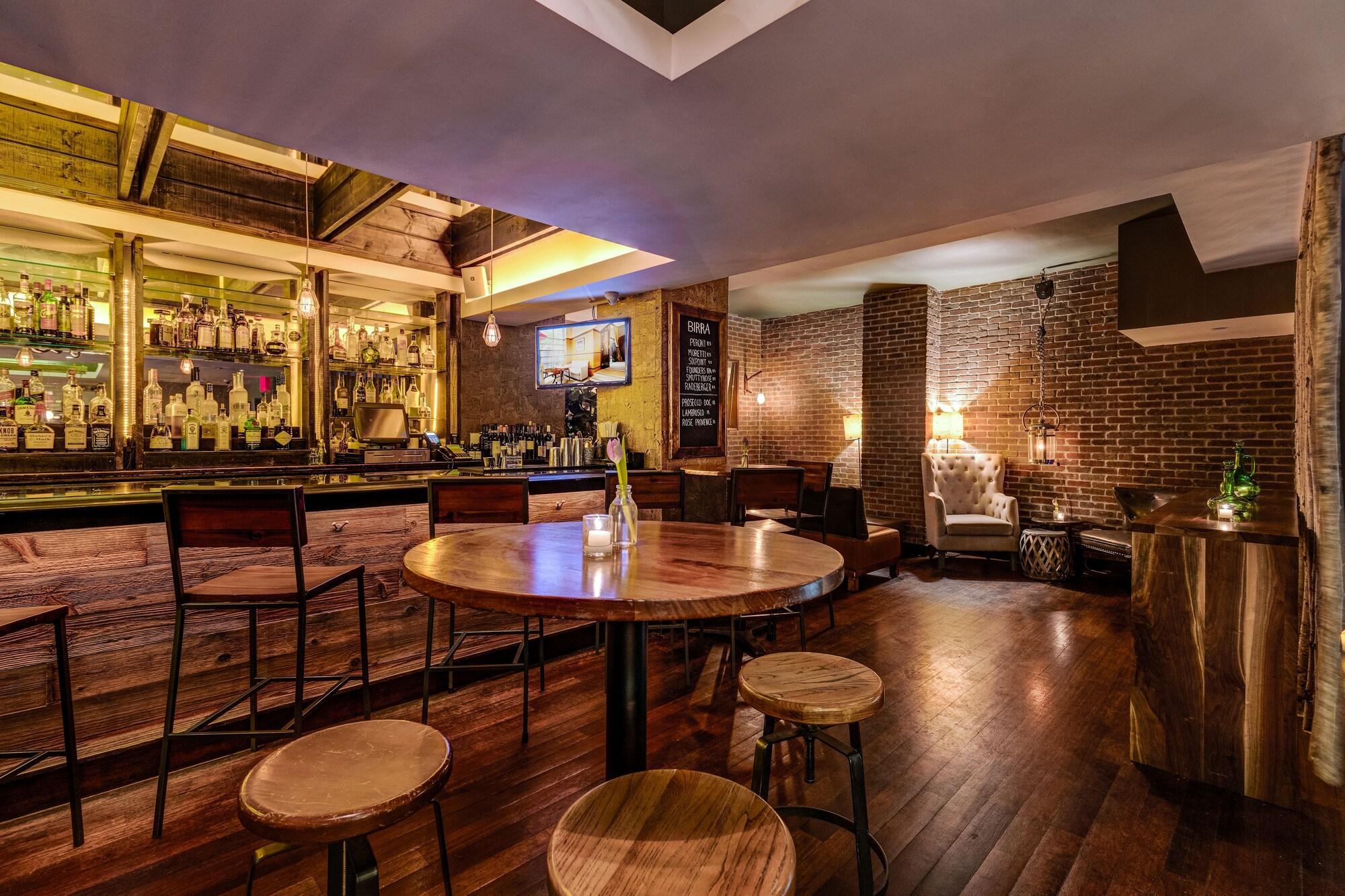 Giraffe By Library Collection 4* New York City