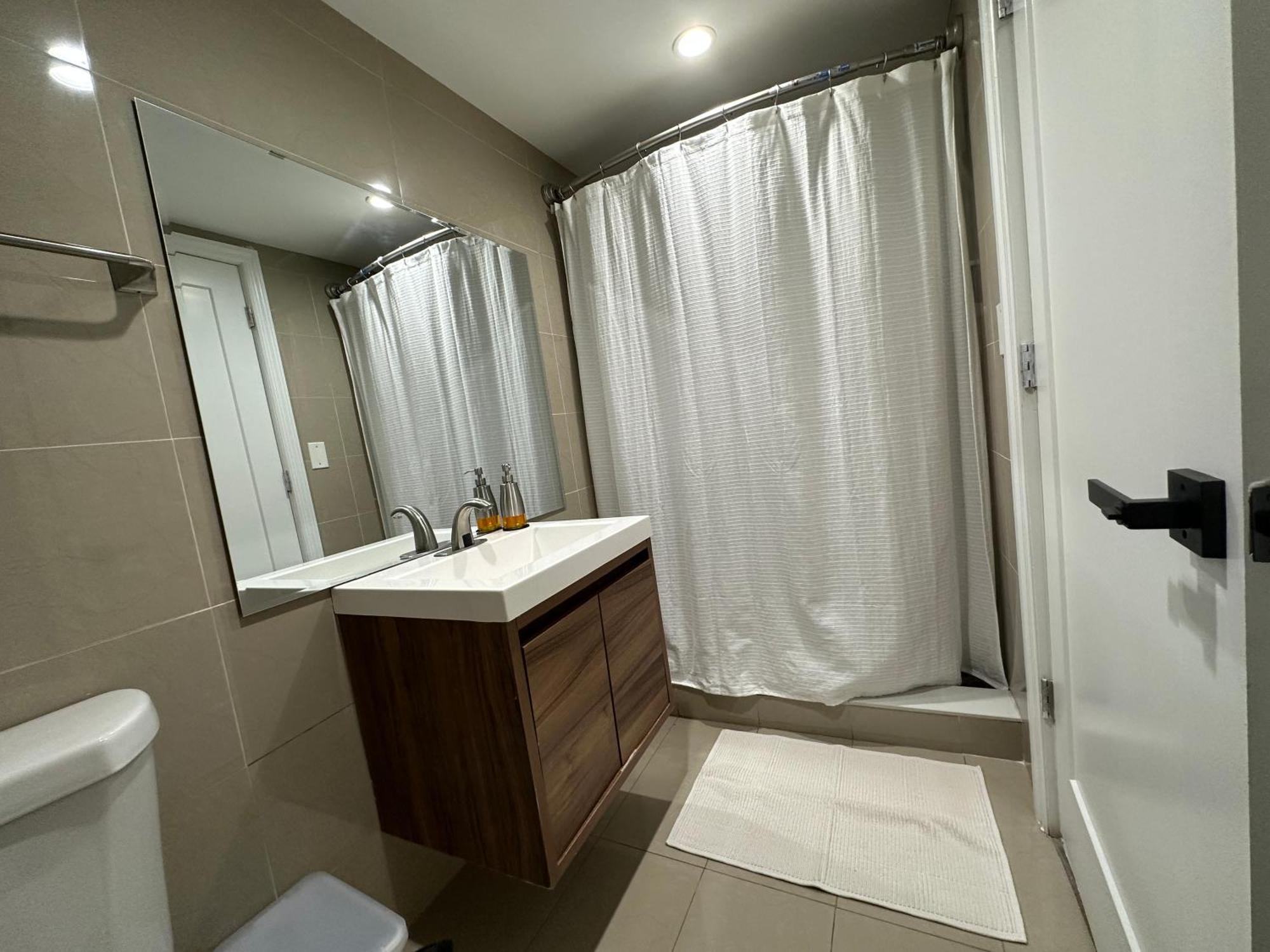 Сasa de vacaciones Spacious 3br Detach House W/parking In Quiet Area Nueva York