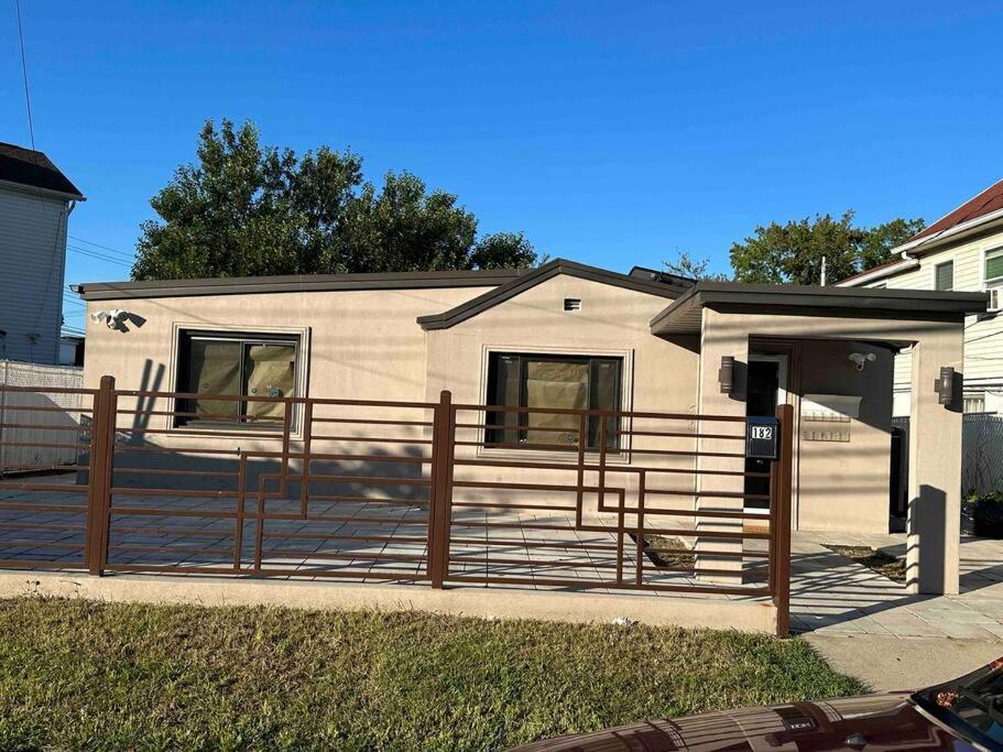Spacious 3br Detach House W/parking In Quiet Area * Nueva York
