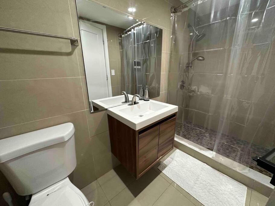 Spacious 3br Detach House W/parking In Quiet Area Сasa de vacaciones