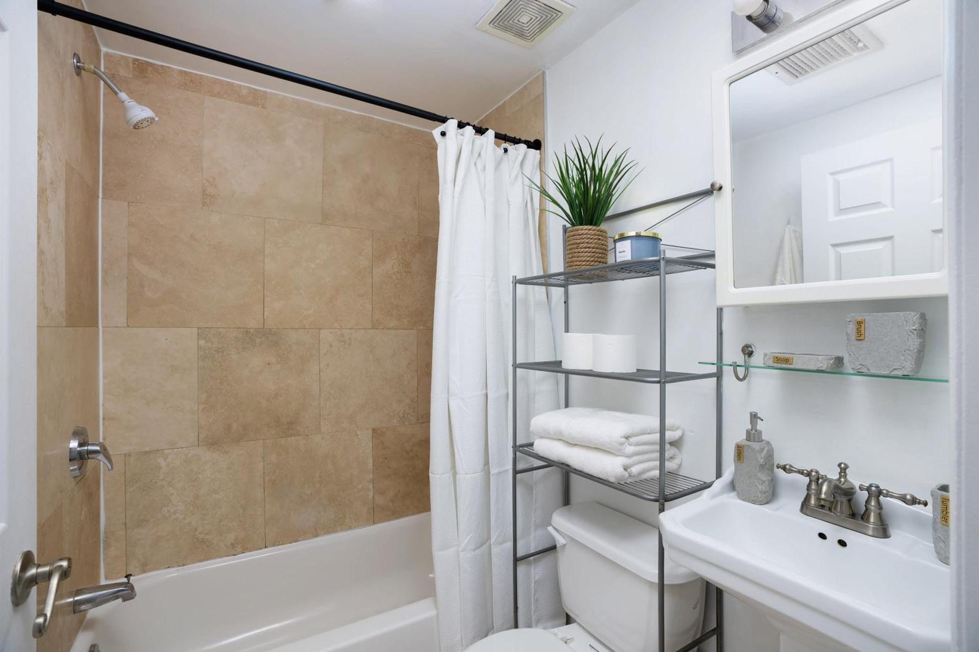1435-3-3 Bedrooms 2bath W D Prime Upper East *