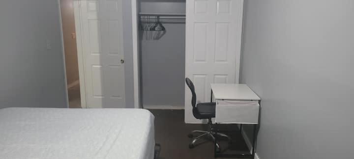 In A House With Queen Bed In A Landlord Hosted Three Bedroom * New York