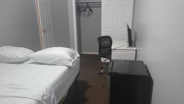 In A House With Queen Bed In A Landlord Hosted Three Bedroom *