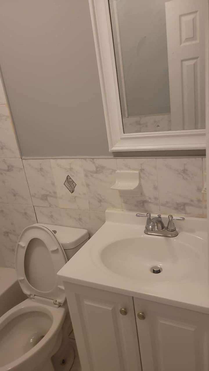 In A House With Queen Bed In A Landlord Hosted Three Bedroom Homestay