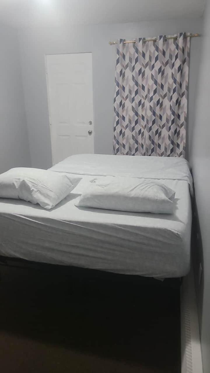 In A House With Queen Bed In A Landlord Hosted Three Bedroom Homestay