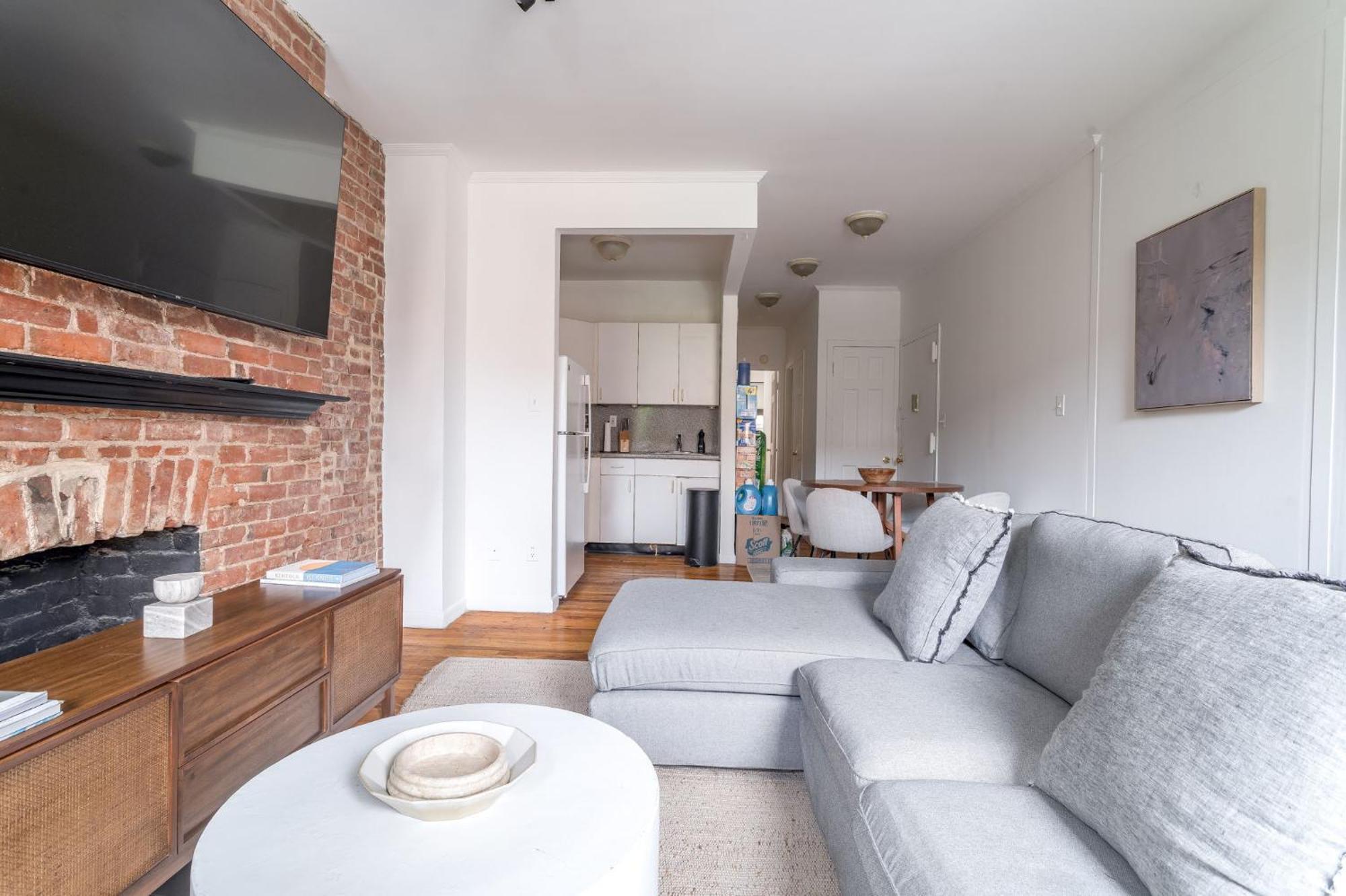 Bright 3br 1ba Retreat In Hells Kitchen Steps From Times Square Appartement New York