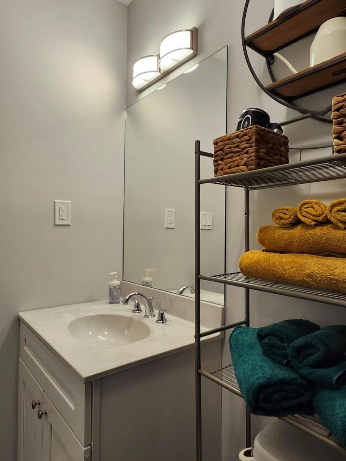 Comfy, Cozy, Affordable And Private - Free Parking Séjour chez l'habitant