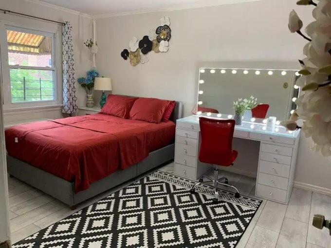 Cheerful 2 Bed In Heart Of Queens Habitación en casa particular *