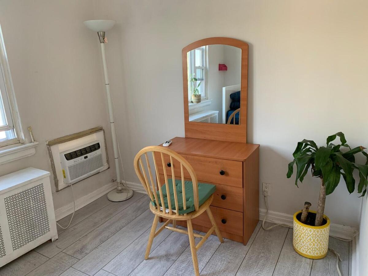 Cheerful 2 Bed In Heart Of Queens Habitación en casa particular *