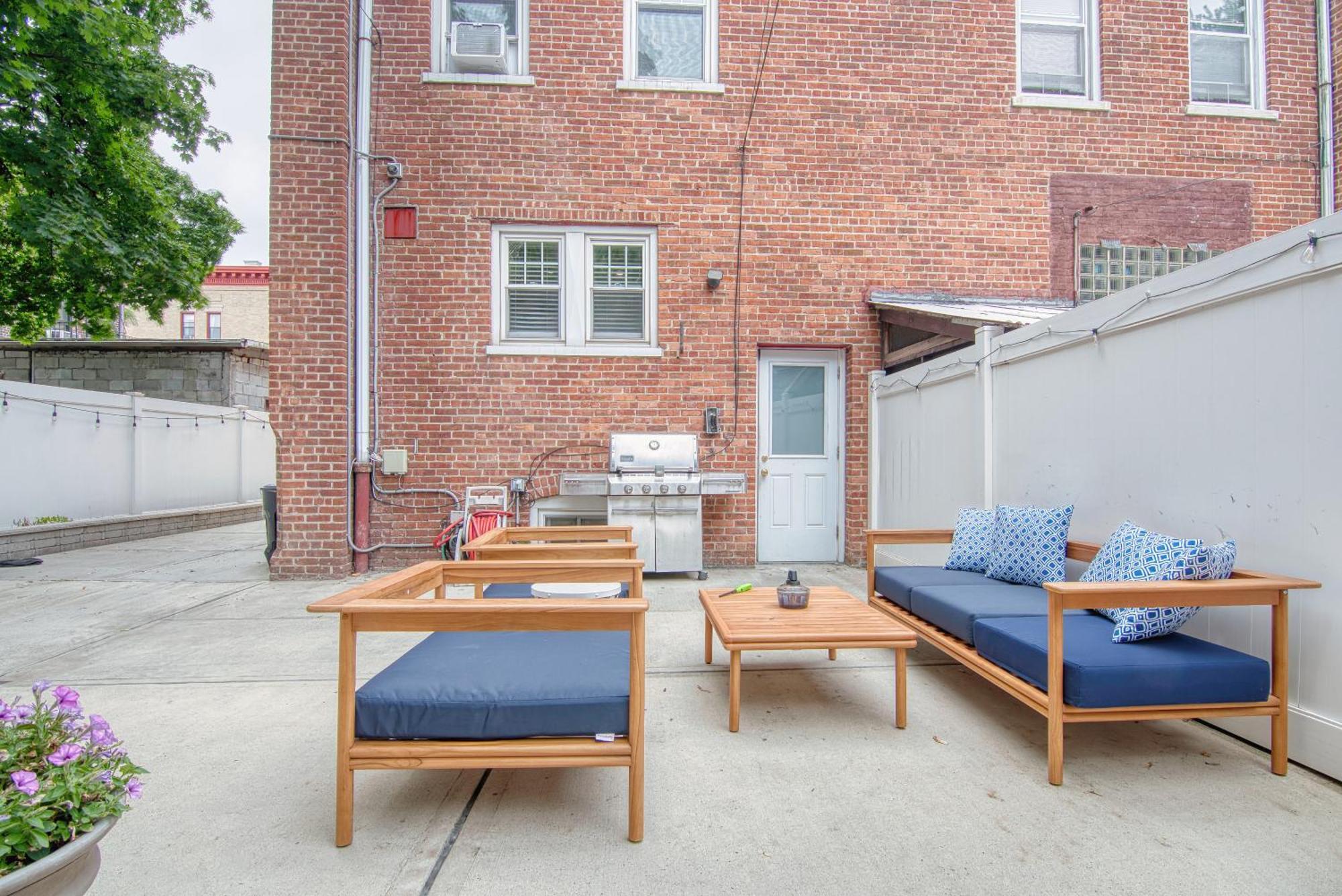 Prime Location, King Beds, Outdoor Space, Bbq Grill, Free Parking, Wifi, Luxe *