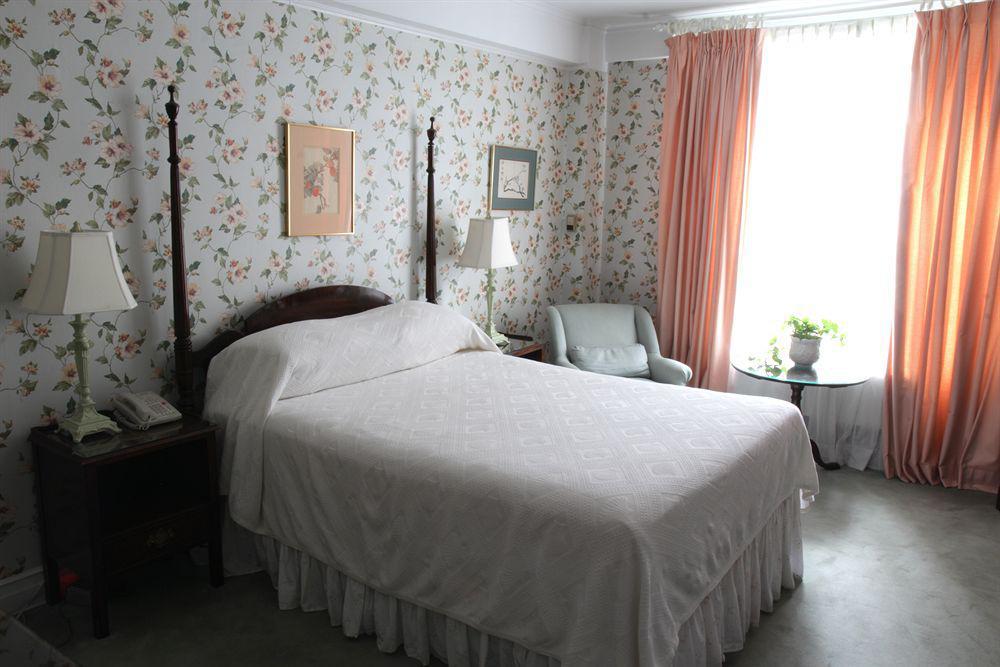 Roger Smith 3* New York City
