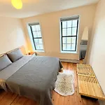 The Waltham Private Room & Bathroom John F Kennedy Jfk Lga Airport Manhattan Penn Station Bullet-Train 15 Min