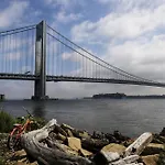 New York City Private Bedroom Near The Free Ferry Boat!