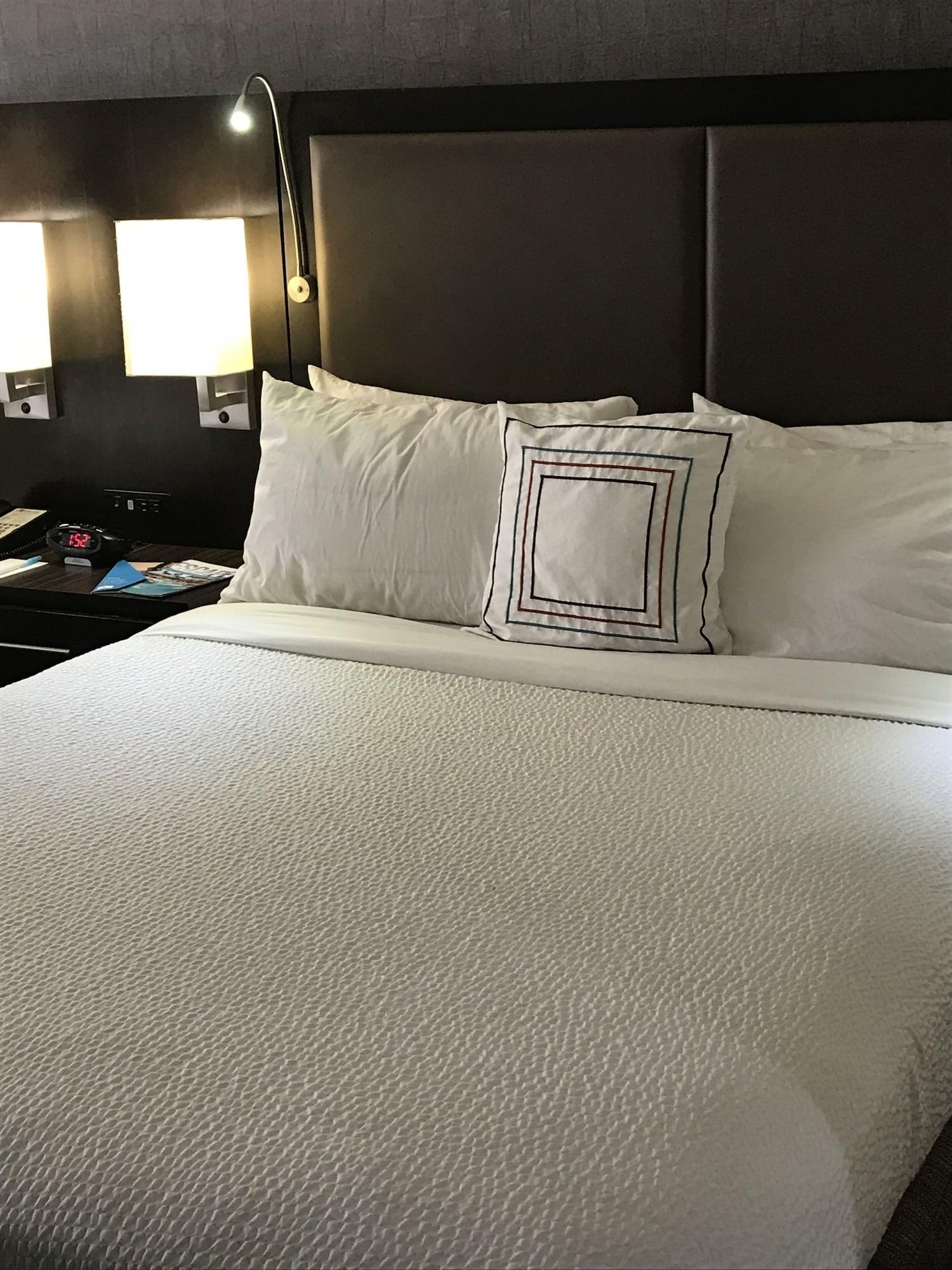 Fairfield & By Marriott Staten Island Hotel