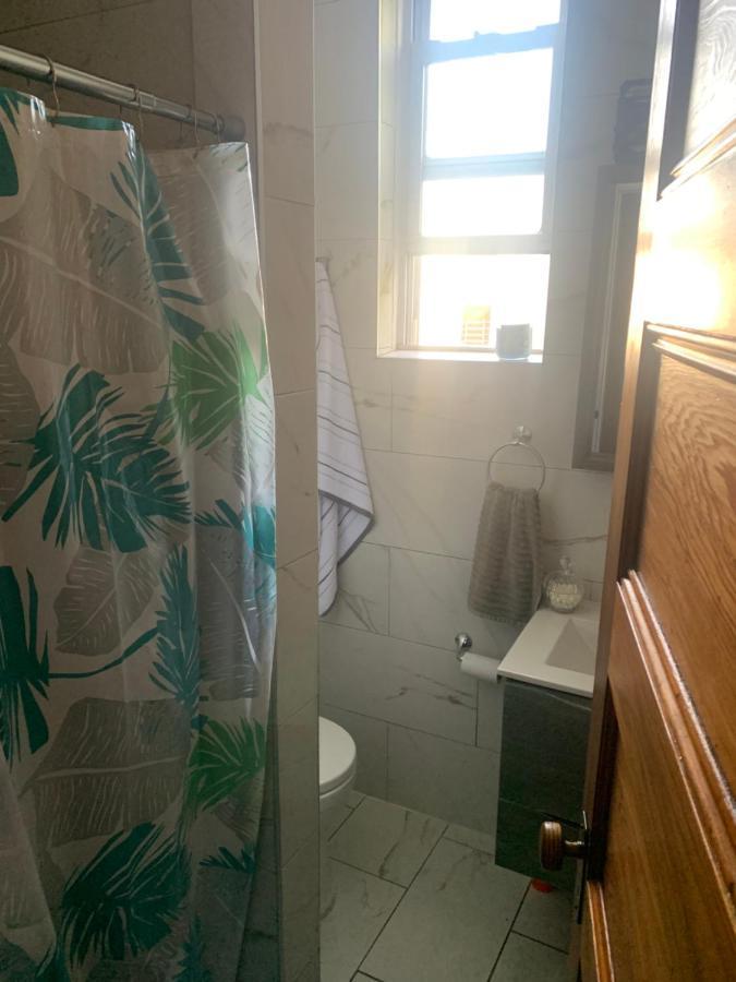 Urban Jungle Oasis In Queens! Privatunterkunft