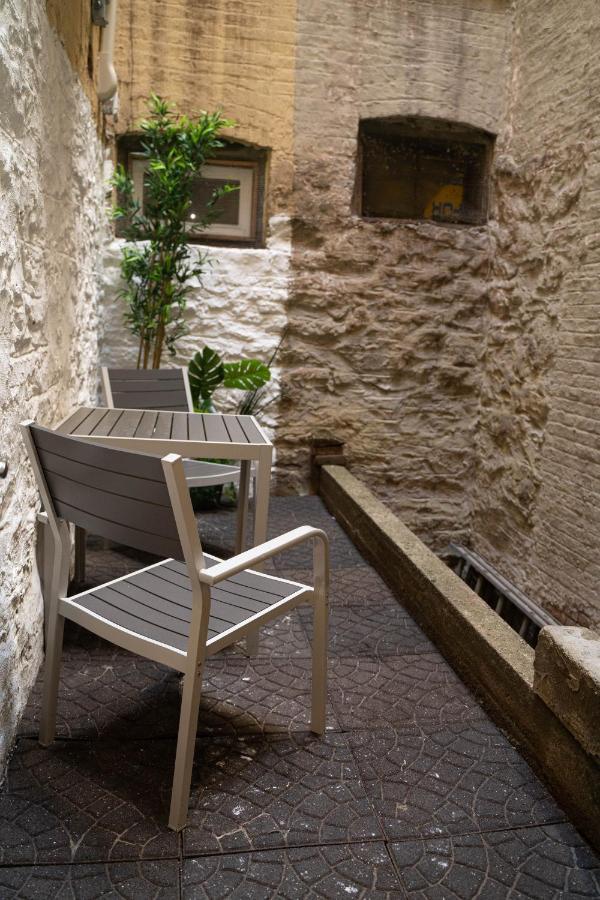 Urban Oasis At Cairyn's Corner With Shared Backyard