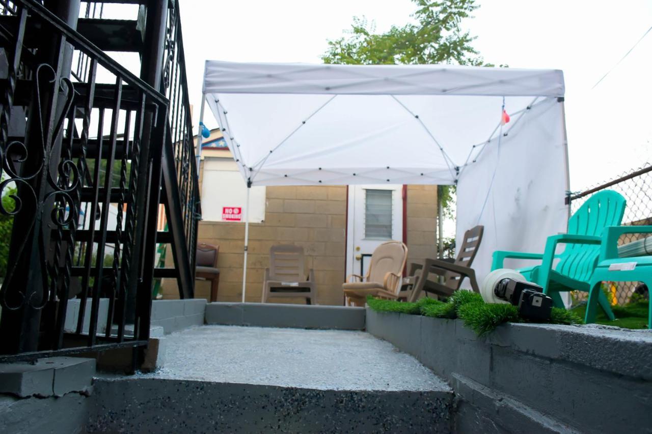 One-bed-that-will-hold-a-family-of-two-people Privatunterkunft New York