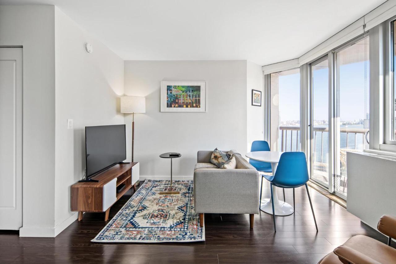 Picturesque 1br In Nyc Balcony Apartment