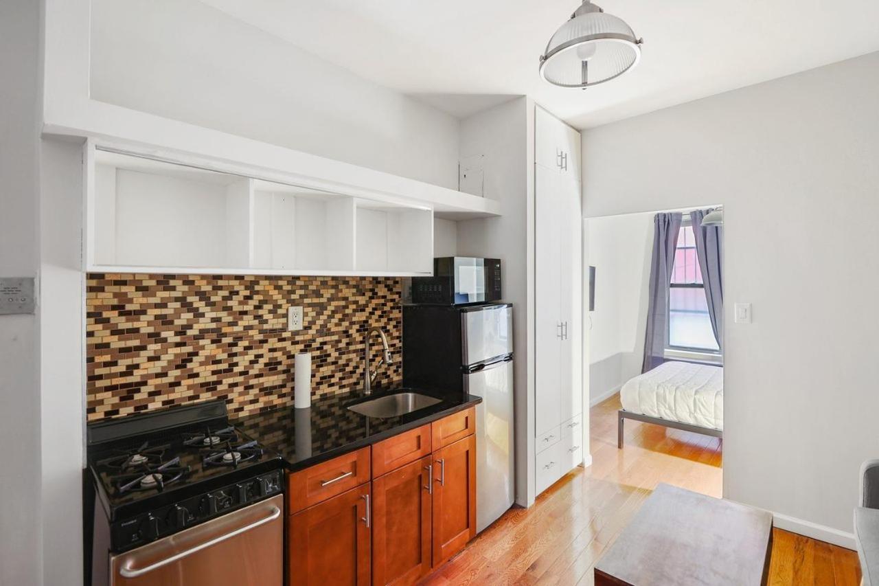799: Hells Kitchen Apartment New York
