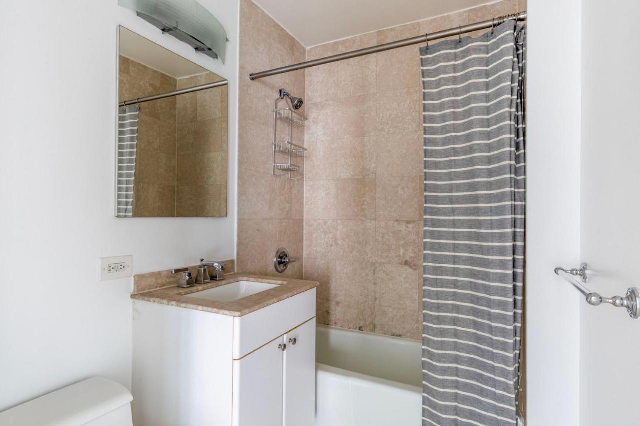 Midtown 1br W Elevator Gym Nr Times Square Nyc-1350 Apartamento Nueva York