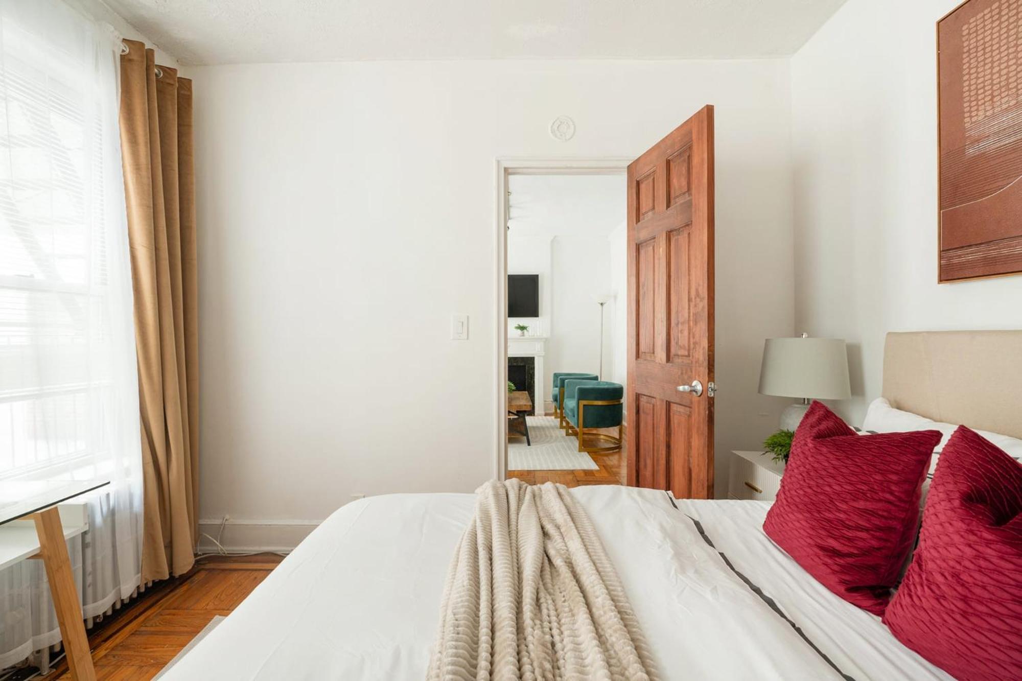 61-2c Prime Ues 2br Newly Furnished Value *