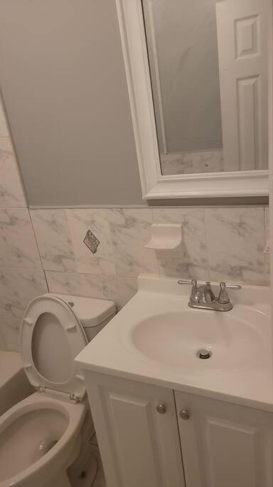 Habitación en casa particular In A House With King Size Bed In A Landlord Hosted Three Bedroom