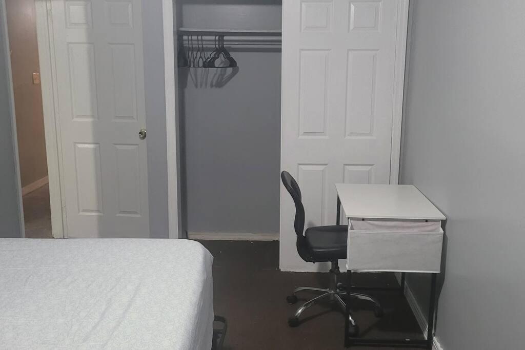 In A House With King Size Bed In A Landlord Hosted Three Bedroom Habitación en casa particular