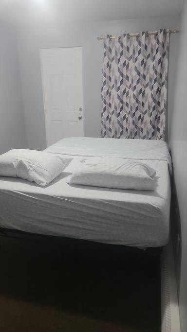 Habitación en casa particular In A House With King Size Bed In A Landlord Hosted Three Bedroom Nueva York