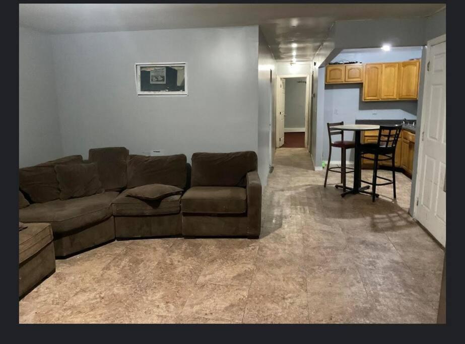 In A House With King Size Bed In A Landlord Hosted Three Bedroom Habitación en casa particular *