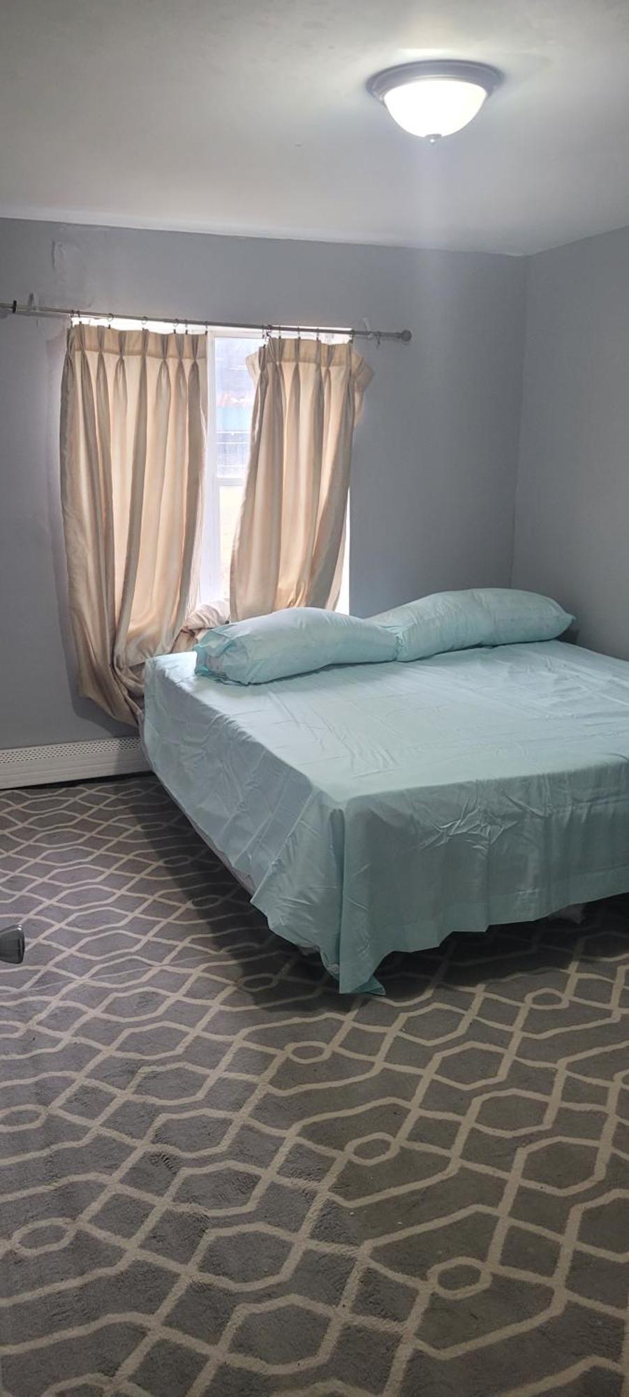Habitación en casa particular In A House With King Size Bed In A Landlord Hosted Three Bedroom *