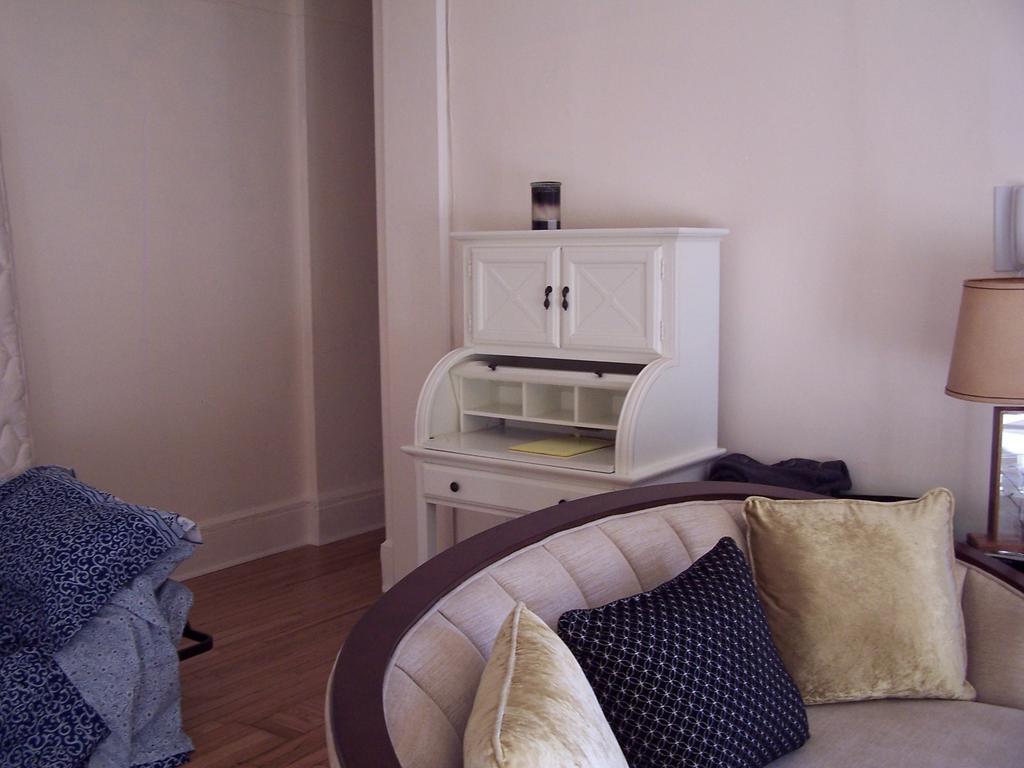 Brownstone Bed And No Breakfast Apartamento
