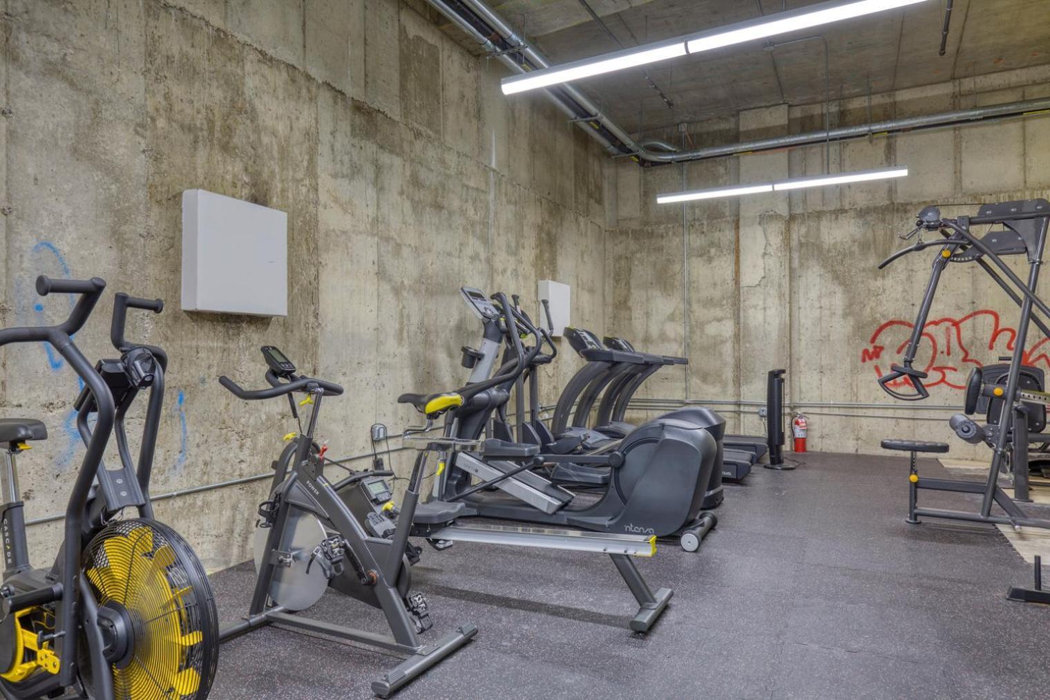 Williamsburg 2br W Wd Gym Nr Domino Park Nyc-956 Appartement