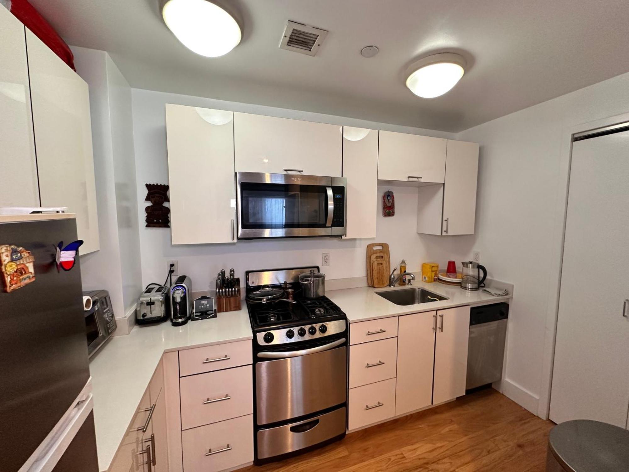 Modern Studio With Private Bathroom And Kitchen Appartamento