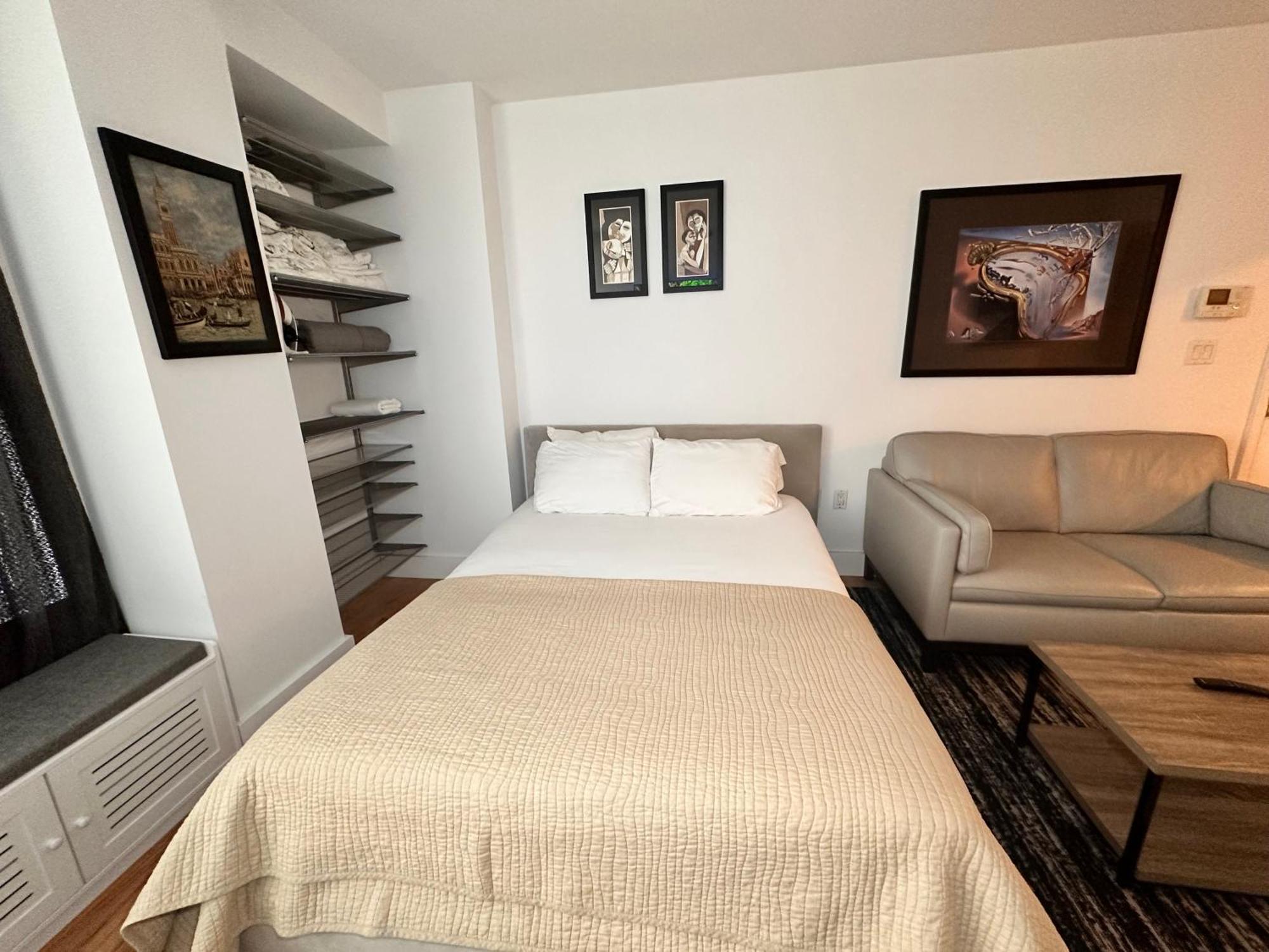 Modern Studio With Private Bathroom And Kitchen Appartamento