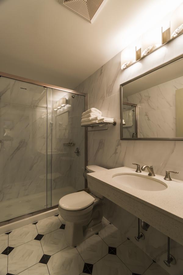 Hotel John 3*