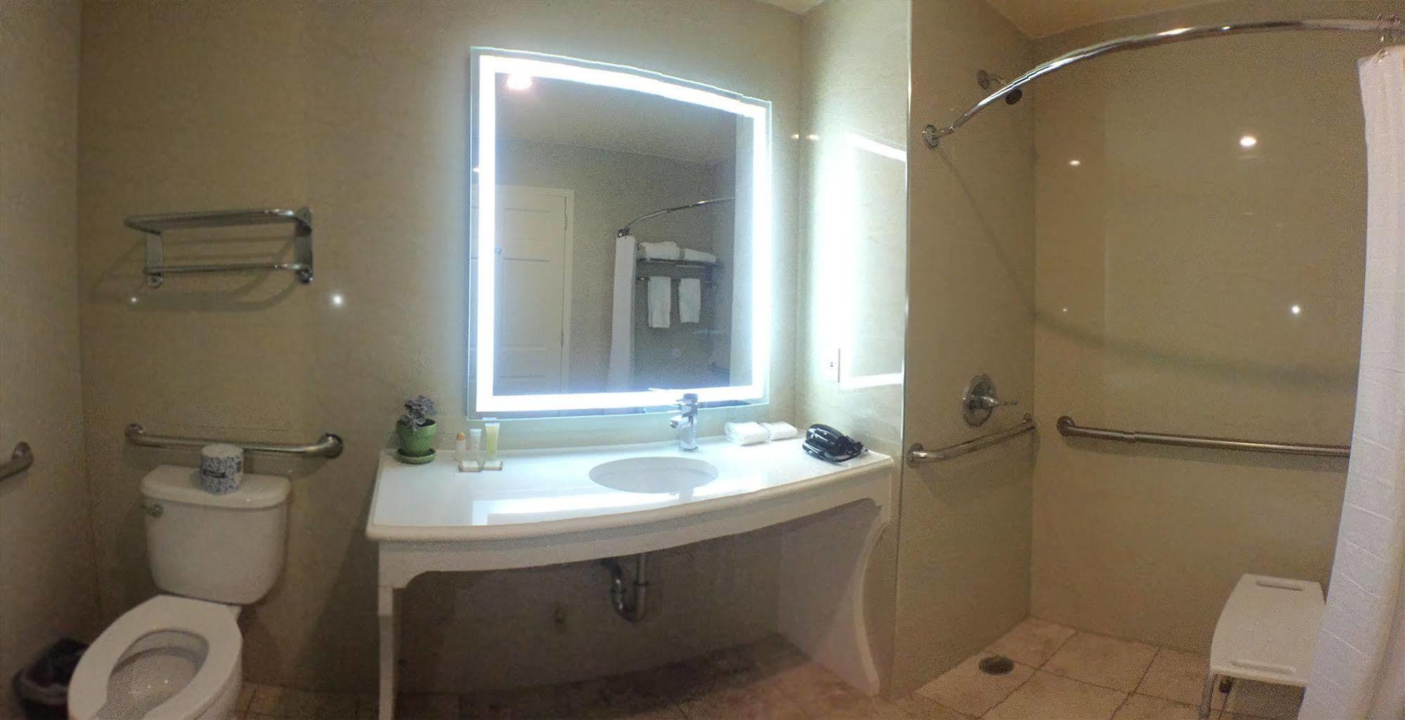 Howard Johnson By Wyndham Long Island Hotel 2*