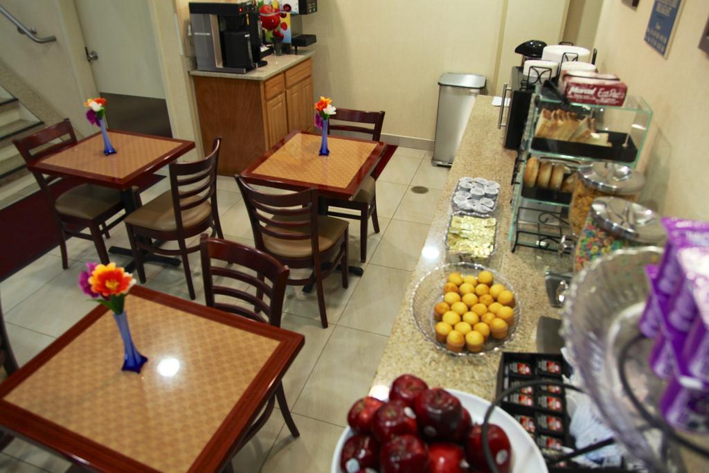- Laguardia Airport Hotel