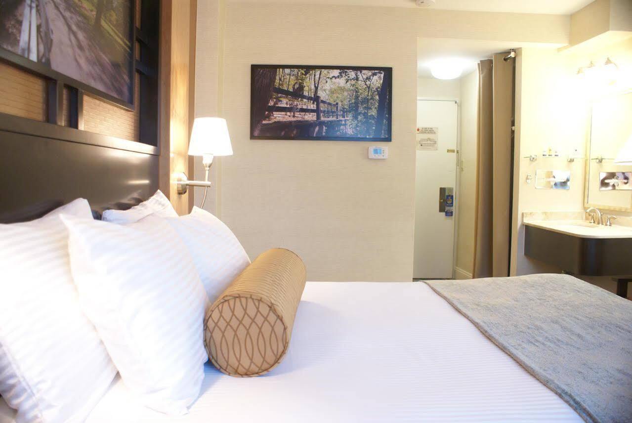Western Queens Gold Coast 3* New York City